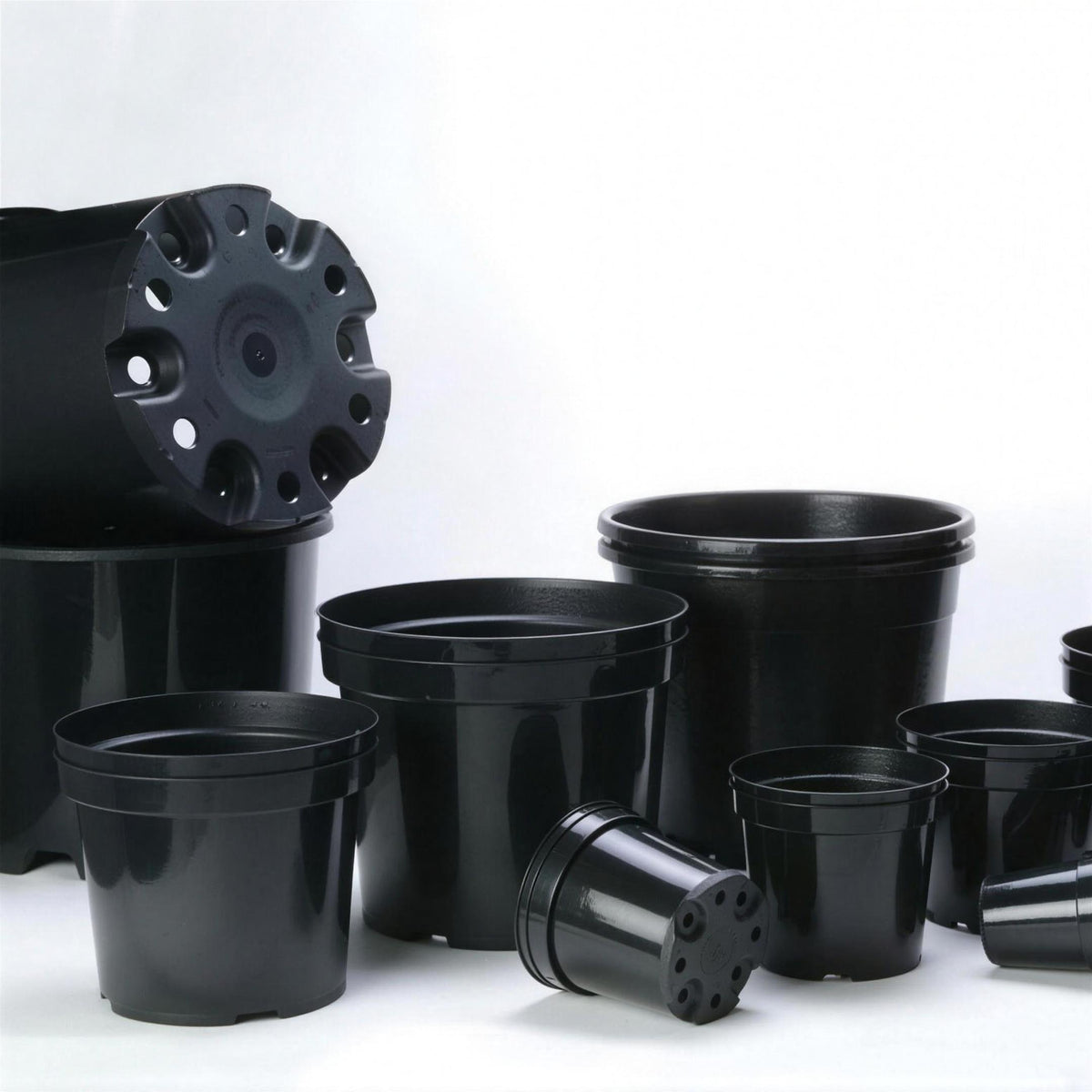 Plastic plant pots 10 litre with drainage for garden or vegetable planting.